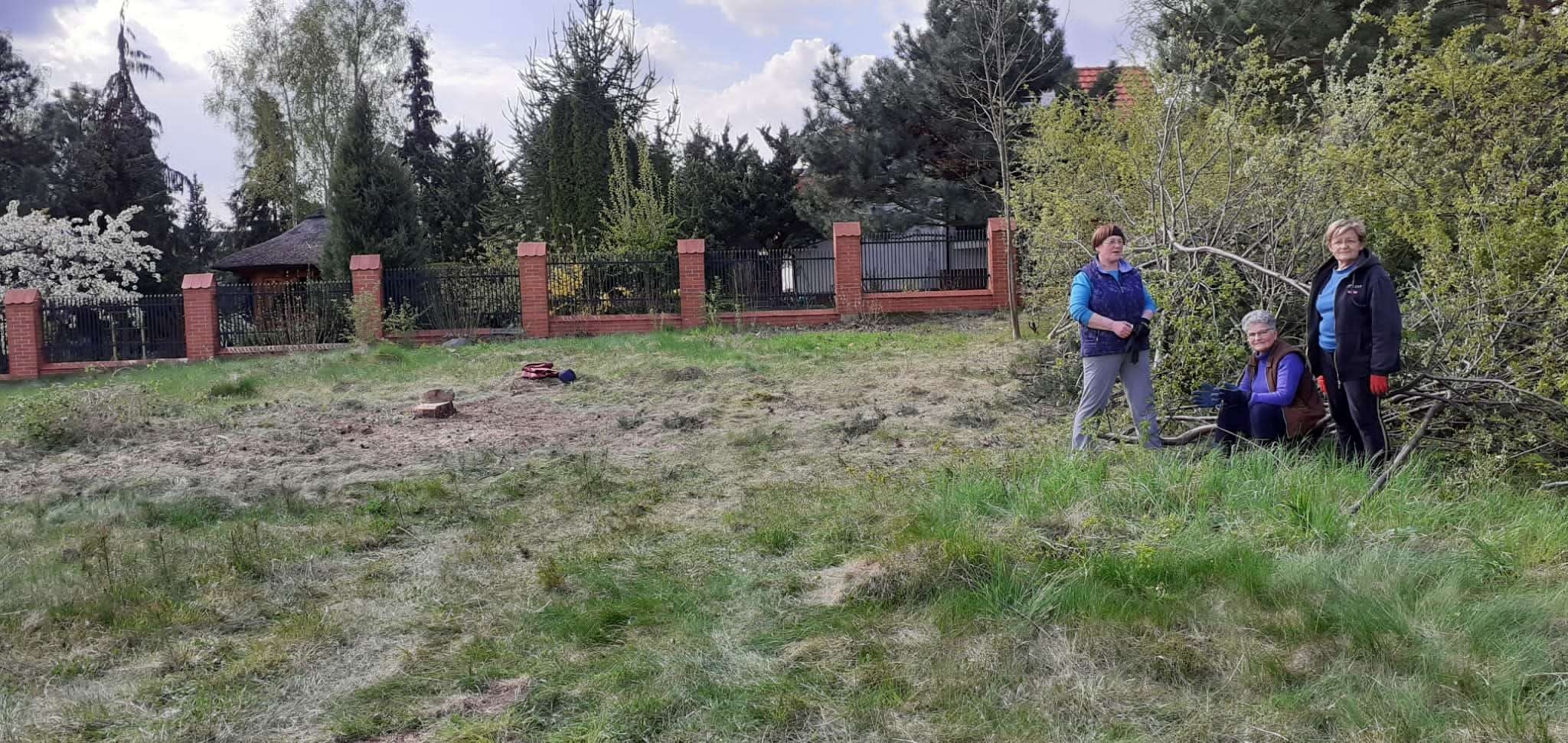 Prace społeczne nad terenem pod plac zabaw dla dzieci w sławacinku starym_1