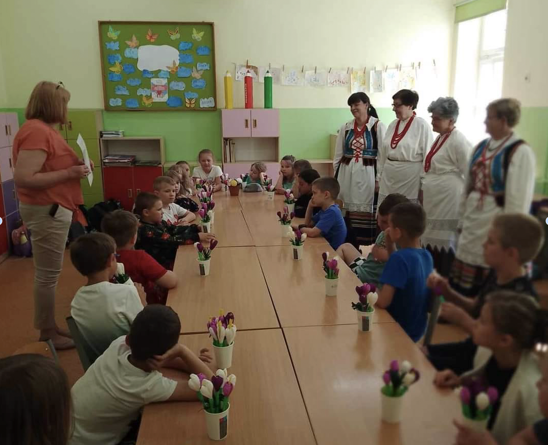 Prezentacja strojów ludowych dla dzieci w szkole_0